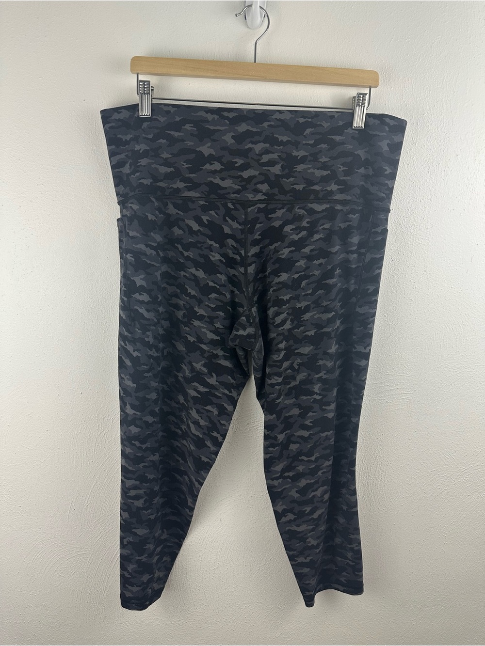 ATHLETA SALUTATION STACH POCKET II 7/8 TIGH CAMO BLACK WOMEN'S SIZE 2X